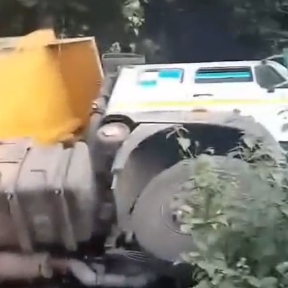 सिंगरौली में कोयला ट्रेलर पलटा, ड्राइवर के हाथ-पैर टूटे:यूपी से आ रहा था वाहन, जयंत-शक्तिनगर सीमा पर हुआ हादसा