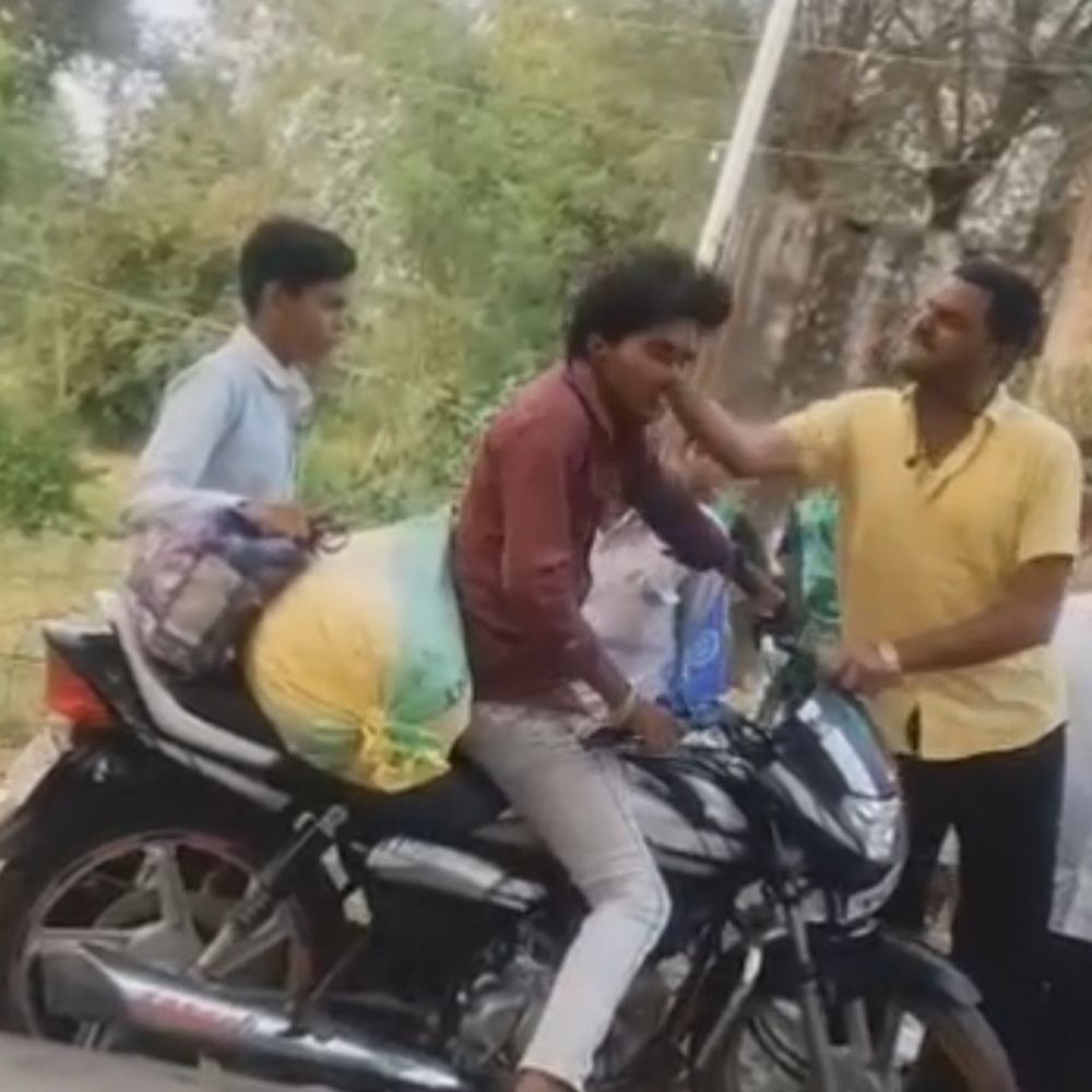 ननवनिर्मित सड़क पर बाइक चलाने पर युवक की पिटाई, VIDEO:टीकमगढ़ में नाराज ठेकेदार ने की थी मारपीट, एससी-एसटी एक्ट में FIR दर्ज