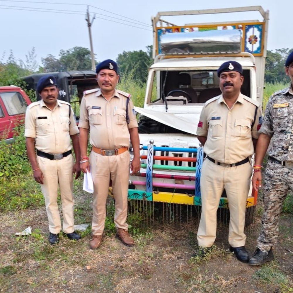 खरगोन में 8 गोवंश छुड़ाए, तस्कर वाहन से कूदकर फरार:पुलिस ने बिना नंबर का पिकअप जब्त किया, आरोपी की तलाश जारी