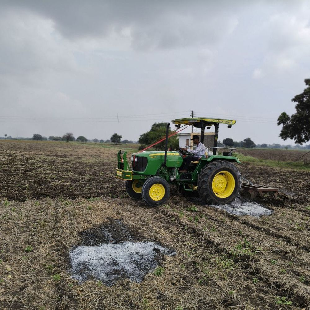 बारिश से गेहूं का रकबा बढ़ने की उम्मीद:धार में किसान खेतों की जुताई में जुटे, तापमान घटने का इंतजार