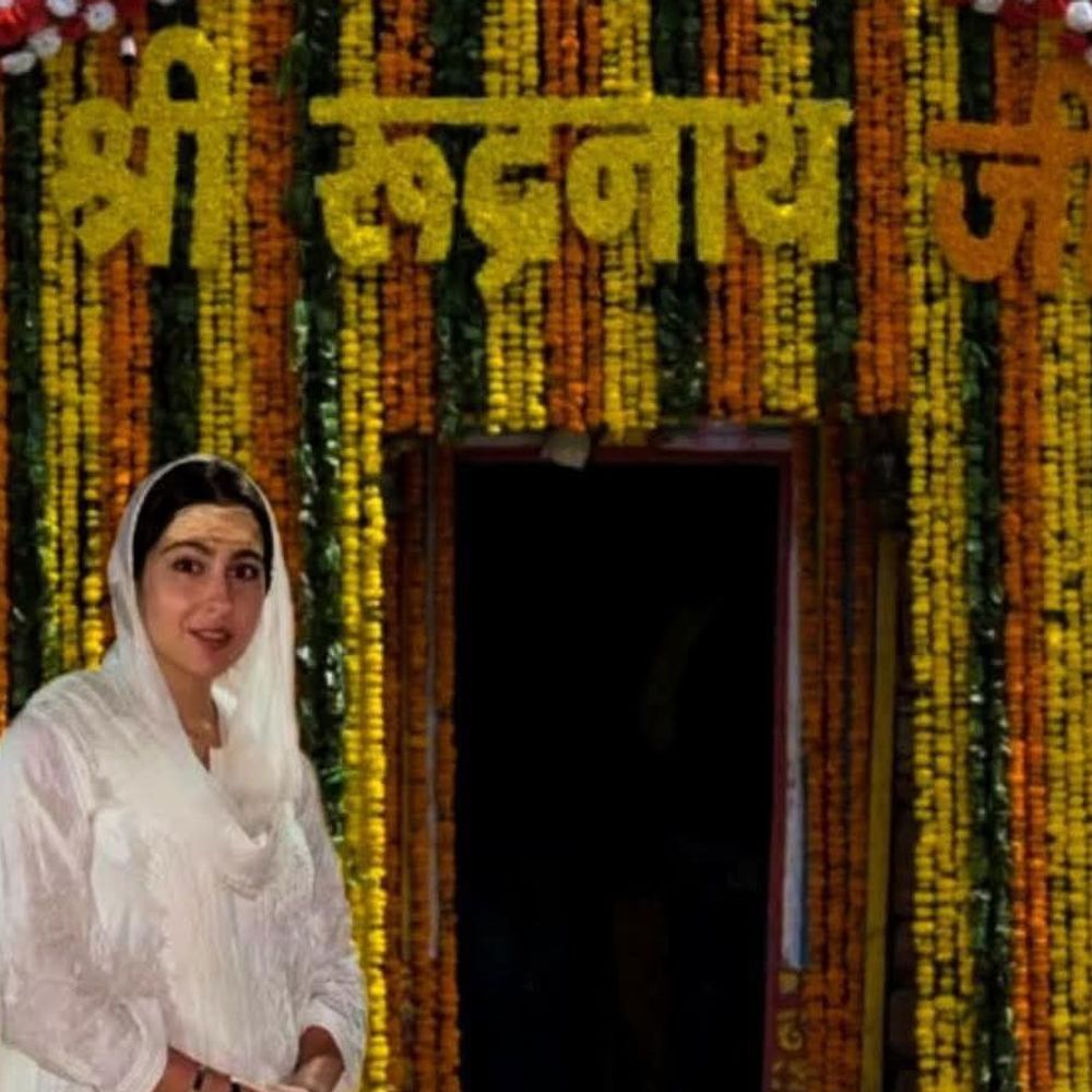 सारा अली खान ने किए रुद्रनाथ बाबा के दर्शन:संकरे-पथरीले रास्तों से गुजरीं, 20 किलोमीटर पैदल चलीं, 17 को होंगे कपाट बंद