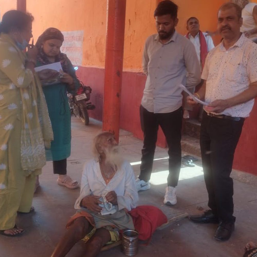 कामदगिरि परिक्रमा पथ खाली कराया गया:भिक्षाटन करते मिले 53 बुजुर्ग वृद्धाश्रम जाने को तैयार नहीं