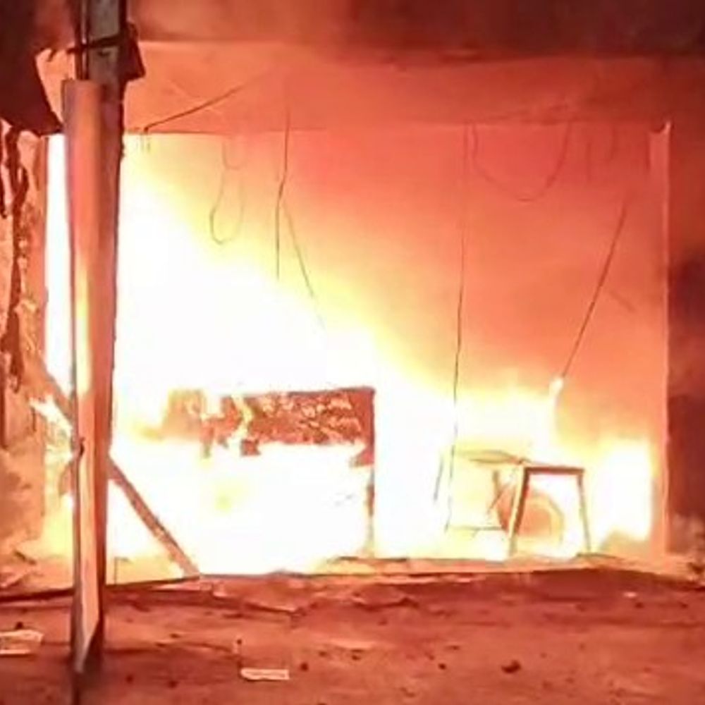 उज्जैन में दो जगह भीषण आग, लाखों का नुकसान:देवास गेट की दुकान की आग बुझी, करोंदिया की फैक्ट्री में कागज के कारण भड़की