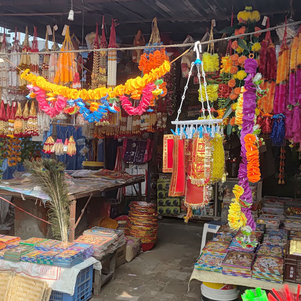 कलेर में धनतेरस की रौनक, बाजार सजी:सोना, चांदी और मिठाई की दुकानों पर लगी ग्राहकों की भीड़