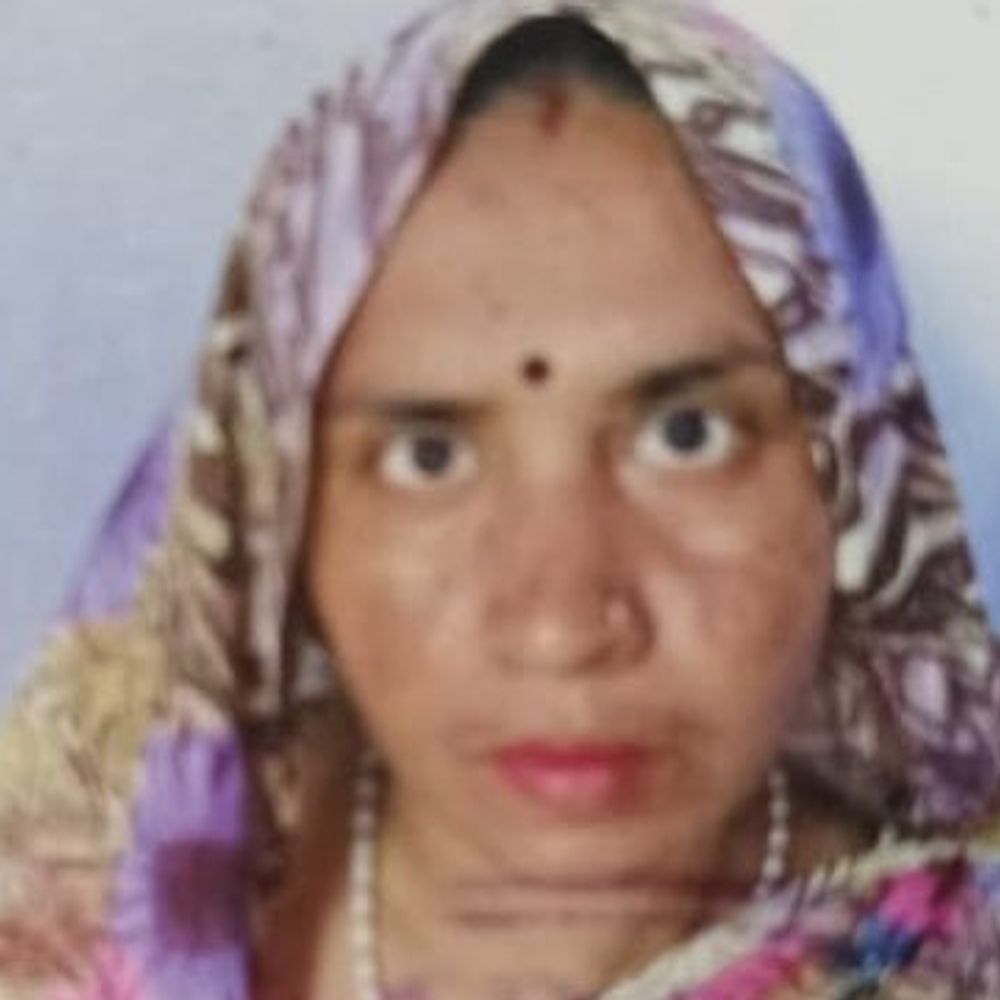 आगरा में ट्रैक्टर ने बाइक को रौंदा, महिला की मौत:पति गंभीर घायल, बसई जगनेर में हुआ हादसा