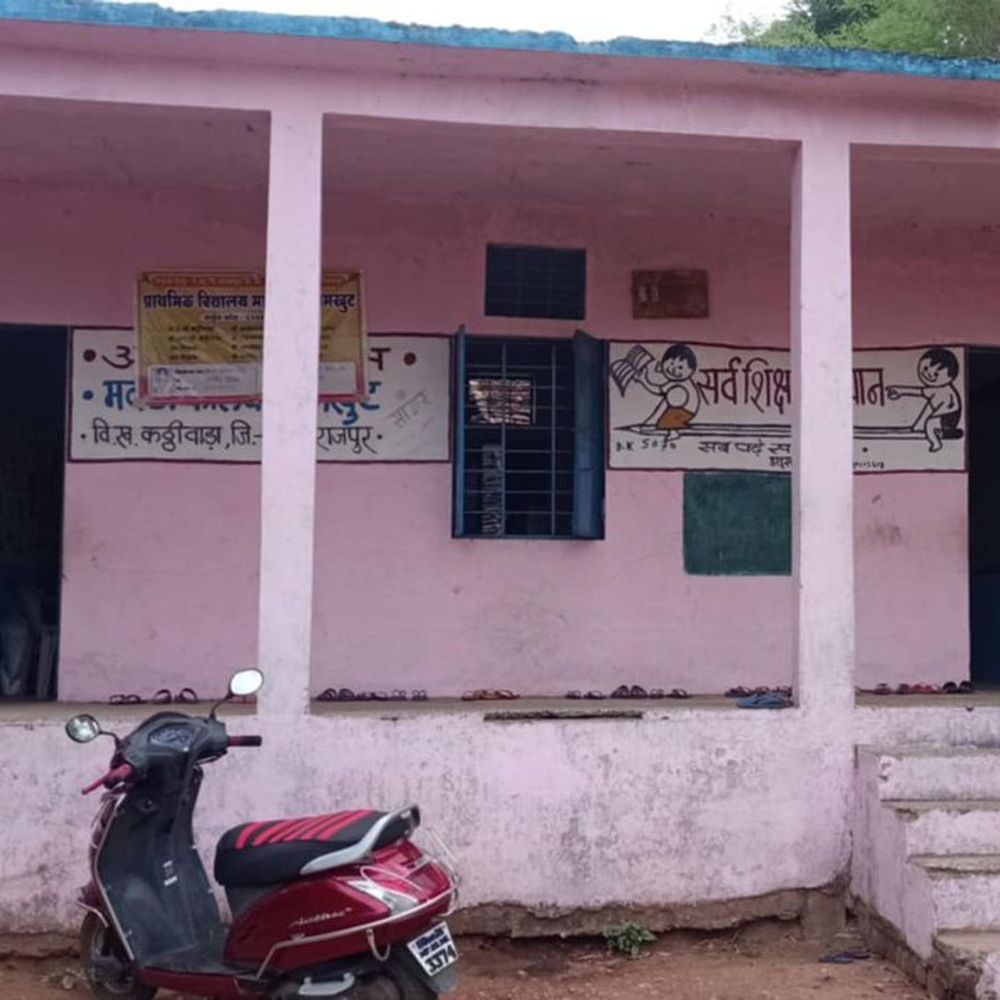 आमखुट-स्कूल के एक कमरे में 51 बच्चे पढ़ने को मजबूर:एक नियमित; एक अतिथि शिक्षक पढ़ा रहे हैं; बच्चों के भविष्य के साथ खिलवाड़