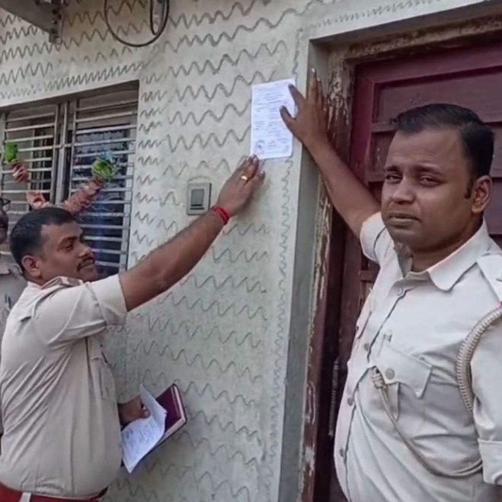 मुखिया पति फायरिंग केस, फरार आरोपियों के घर इश्तिहार चिपकाए:  आत्मसमर्पण न करने पर कुर्की-जब्ती की चेतावनी, पुलिस की सख्त कार्रवाई जारी – Dhanbad News