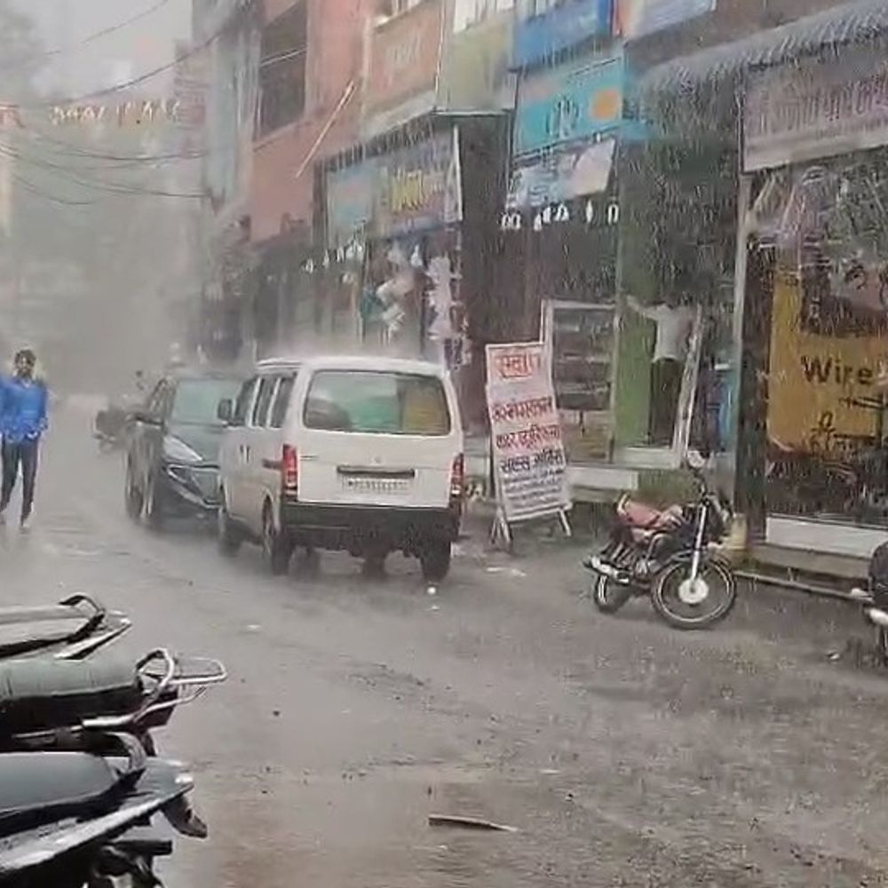 मक्सी में धनतेरस से पहले तेज बारिश:दीवाली की तैयारी में खलल, पटाखा व्यापारियों को नुकसान