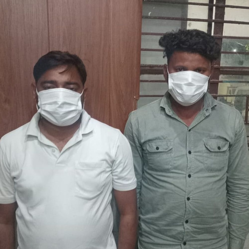 ग्रेटर नोएडा में लेखपाल 50 हजार रिश्वत लेते गिरफ्तार:सहयोगी भी पकड़ा, गाड़ी से 4.71 लाख रुपये बरामद
