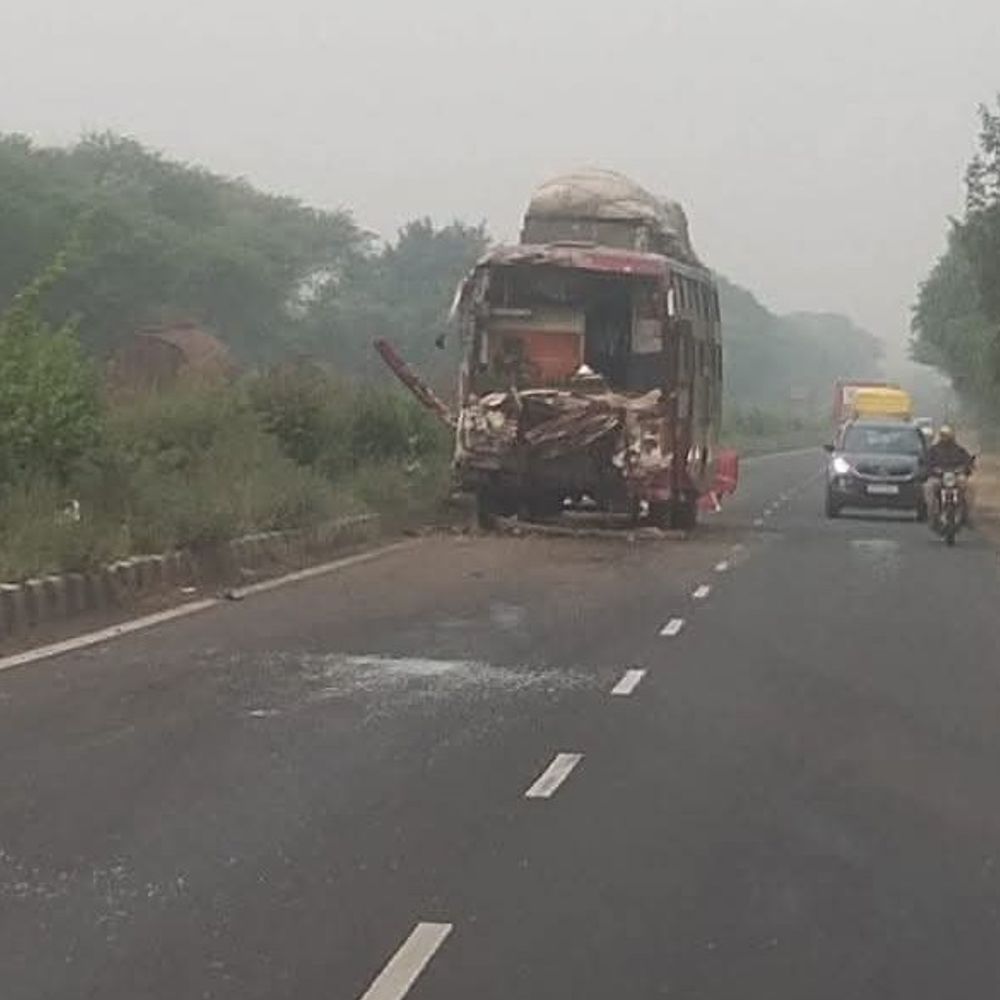 सीहोर में बस हादसा, 10 यात्री घायल:डिवाइडर से टकराकर दूसरी बस से भिड़ी यात्री बस