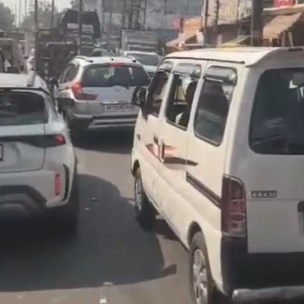 मेरठ में भीषण जाम लगा:बागपत रोड, रोहटा फाटक पर एंबुलेंस फंसी, लोग घंटों परेशान