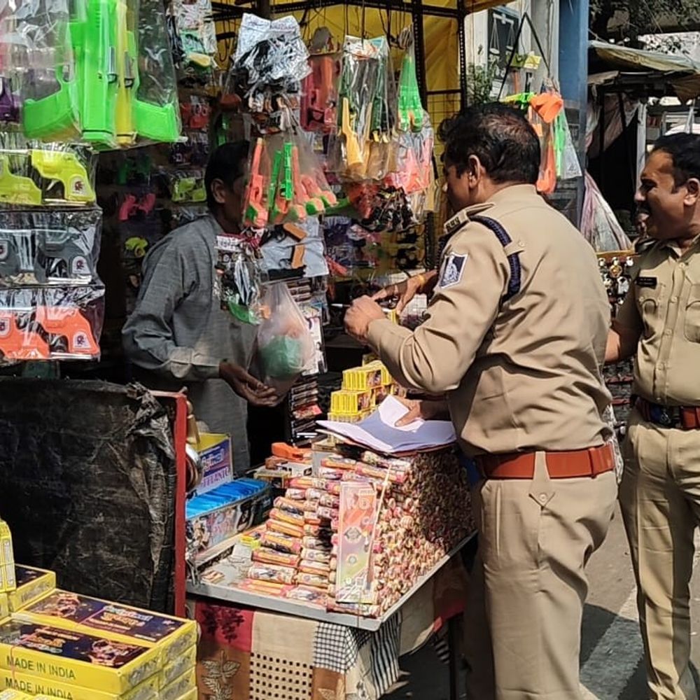 झाबुआ में बिना लाइसेंस पटाखा बेचने वाले दो व्यापारी गिरफ्तार:रहवासी इलाके में ब्रिकी पर हुई कार्रवाई, पुलिस ने जब्त किए अवैध पटाखे