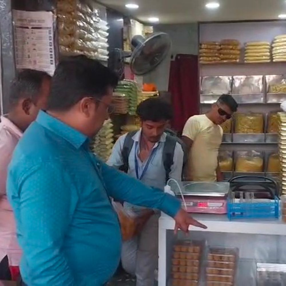 धनबाद में मिलावटी मिठाइयों पर कार्रवाई:  बसंत मिष्ठान भंडार, राजा नमकीन की मिठाइयां की गई नष्ट – Dhanbad News