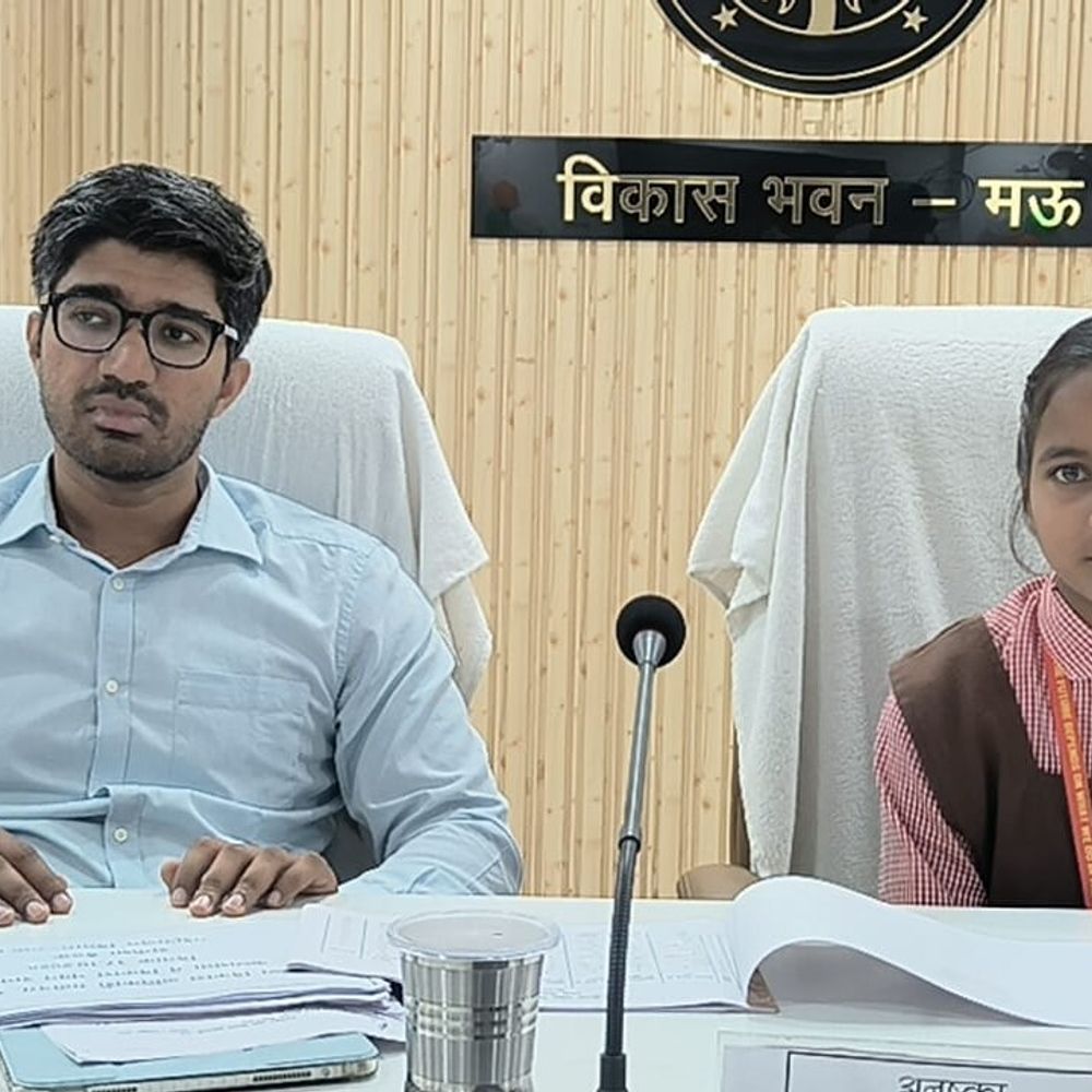 मऊ में अनुष्का बनी एक दिन की CDO:अधिकारियों से कार्यों की जानकारी ली, खामियों पर मांगा स्पष्टीकरण