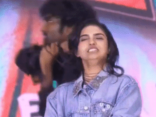 साउथ एक्टर प्रदीप ने एक्ट्रेस ममिता को बाल पकड़कर खींचा:इवेंट में फिल्म का सीन रीक्रिएट कर रहे थे, वीडियो हुआ वायरल