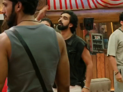 बिग बॉस 19; फरहाना पर भड़के अमाल मलिक:गुस्से में खाना छीना, प्लेट तोड़ी, मां के लिए भी कहे अपशब्द, बाद में मांगी माफी