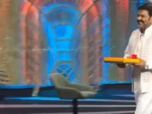 चहल की एक्स वाइफ को पवन सिंह का खास तोहफा:साड़ी-बिंदी देकर धनश्री से बोले- टिकुली अच्छे से चिपकाना; शो में दिखा था स्पेशल बॉन्ड