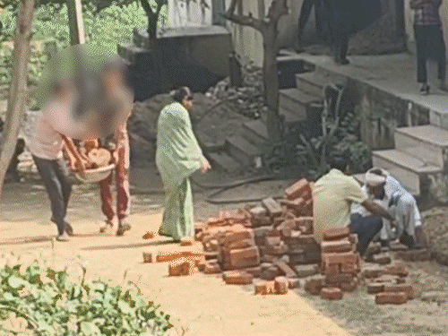 स्कूल में बच्चों से ईंटें उठवाईं, रेत छनवाई:मुरैना में पढ़ाई की जगह स्टूडेंट को निर्माण कार्य में लगाया; कलेक्टर बोले- प्राचार्य पर कार्रवाई करेंगे