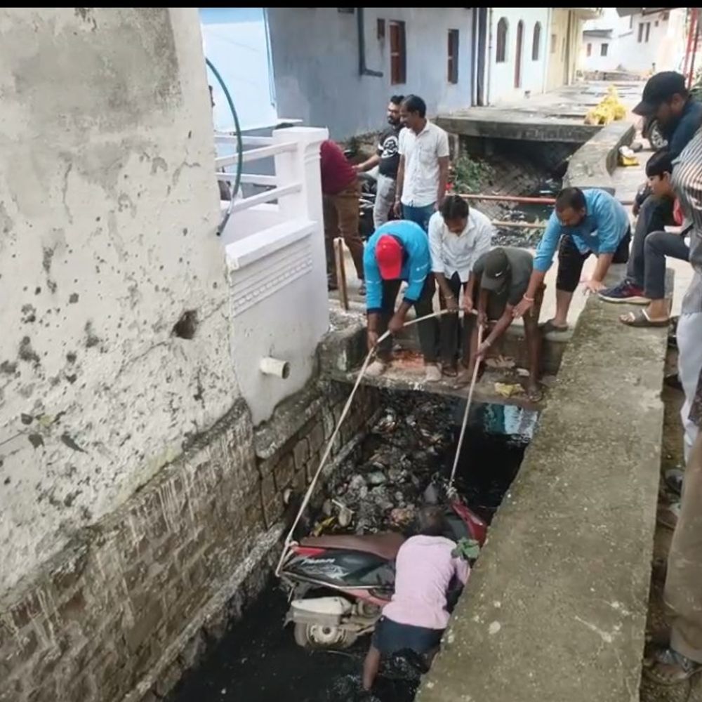 नरसिंहगढ़ में दो सांडों की लड़ाई से:नाले में गिरी स्कूटी, लोगो ने रस्सी की मदद से खींचकर बाहर निकाला