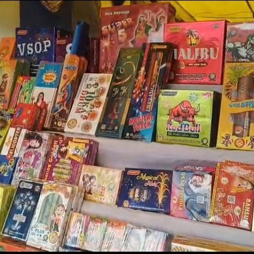 अंजड़ दशहरा मैदान में 28 पटाखा दुकानों को अनुमति:बड़वानी में सुरक्षा के लिए फायर ब्रिगेड; दुकानों के बीच दूरी का रखा ध्यान