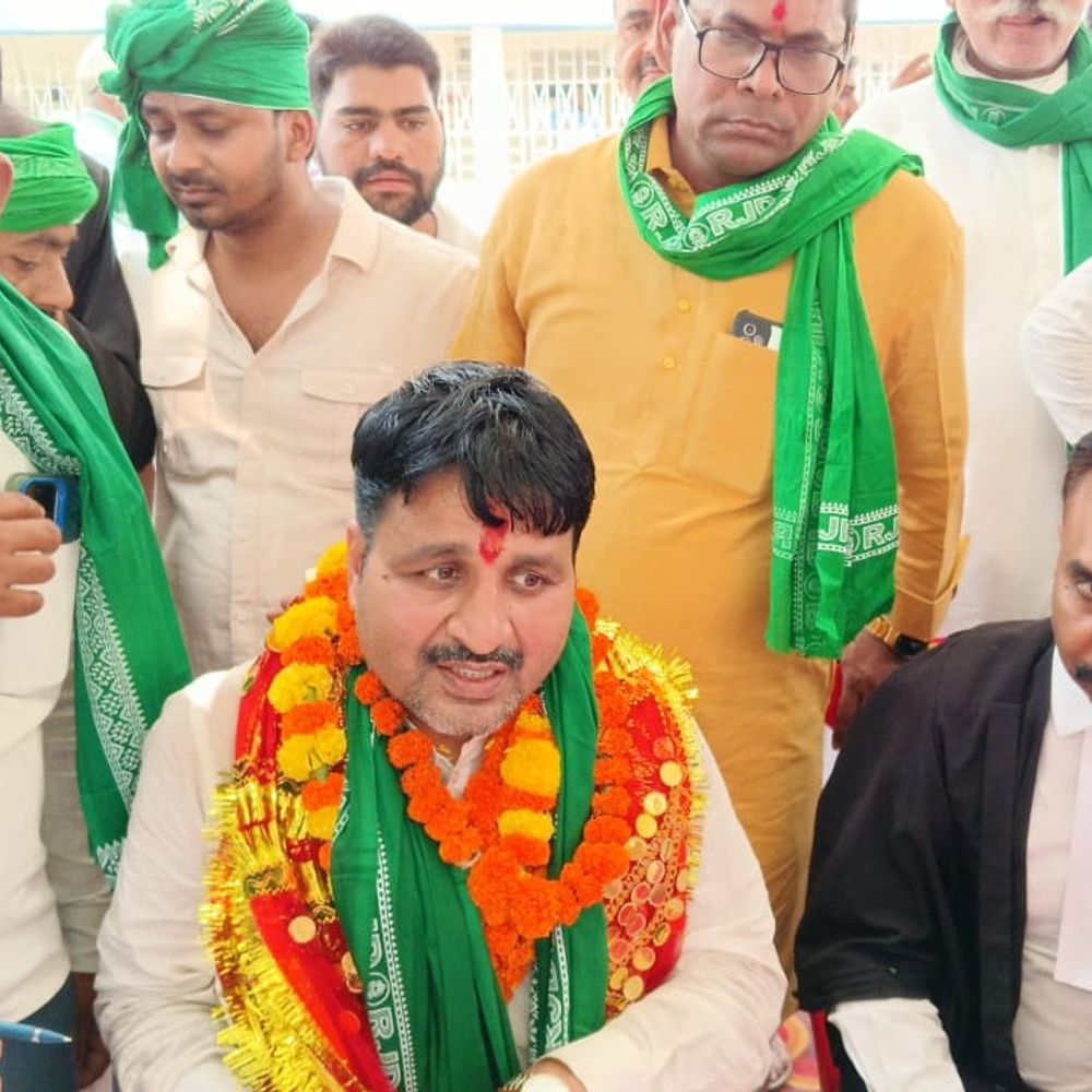 बरौली सीट से आरजेडी उम्मीदवार ने भरा नामांकन:तेजस्वी यादव के नेतृत्व में महागठबंधन सरकार बनने का किया दावा, "तेजस्वी भवः बिहार" के लगाए नारे