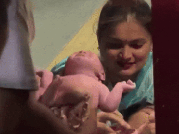 मुंबई प्लेटफॉर्म पर वीडियो कॉल से महिला की डिलीवरी:बच्चा आधा बाहर निकला, युवक ने चायवाले से कैंची ली, नाल काटी; चश्मदीद बोले- ये असली रैंचो