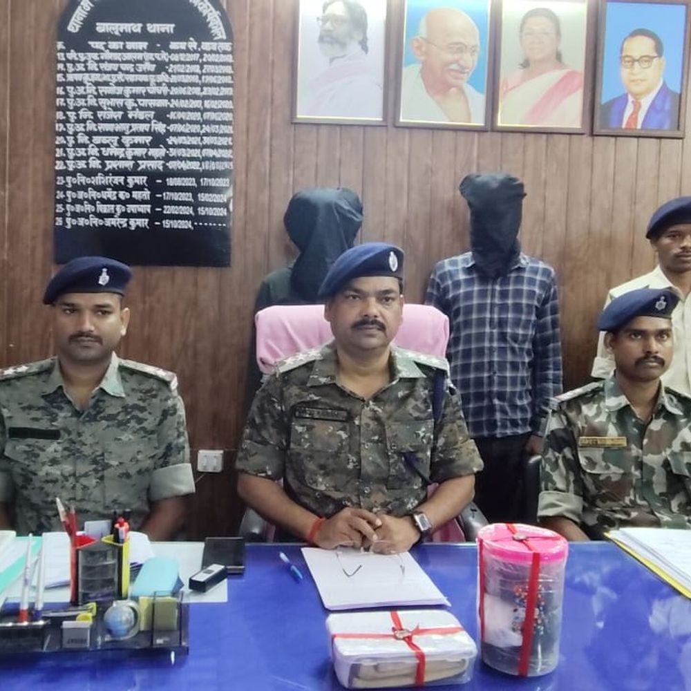 बालूमाथ पुलिस ने दो अफीम तस्करों को किया गिरफ्तार:  पांच लाख की 1.066 किलो अफीम, बाइक और मोबाइल जब्त – latehar News