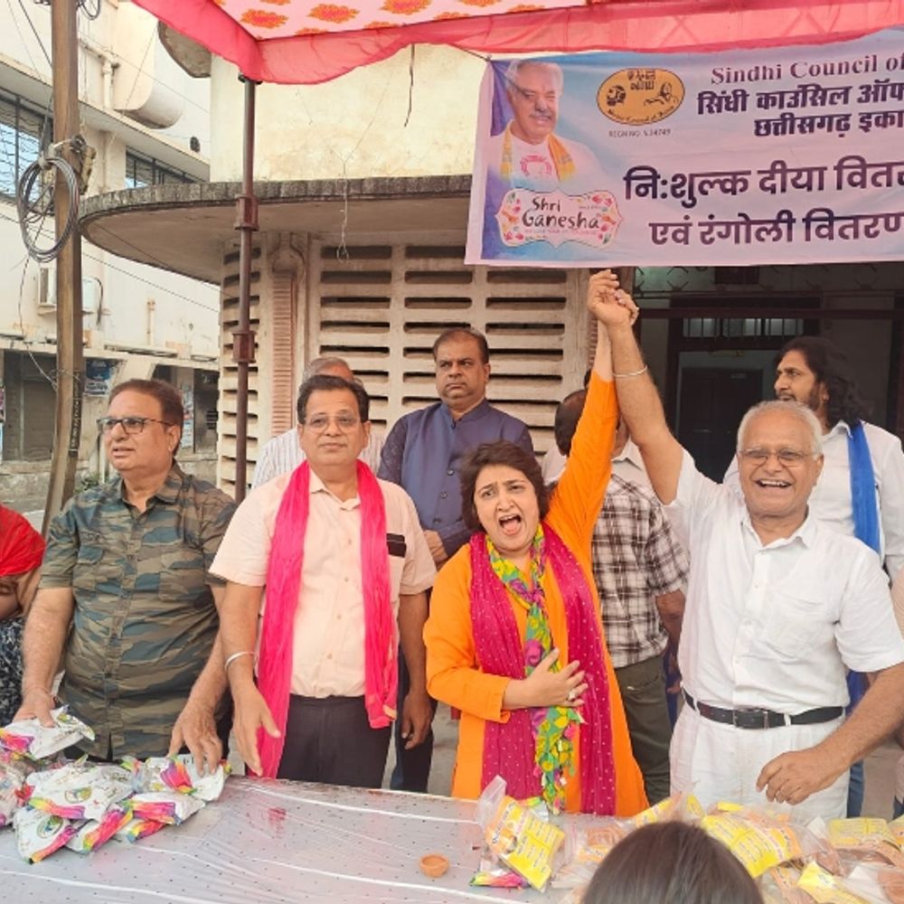 सिंधी काउंसिल ने किया दीया-रंगोली का वितरण:दिवाली पर अनोखी पहल, 'एक दीया श्रीराम के नाम’ अभियान के तहत बांटा गया
