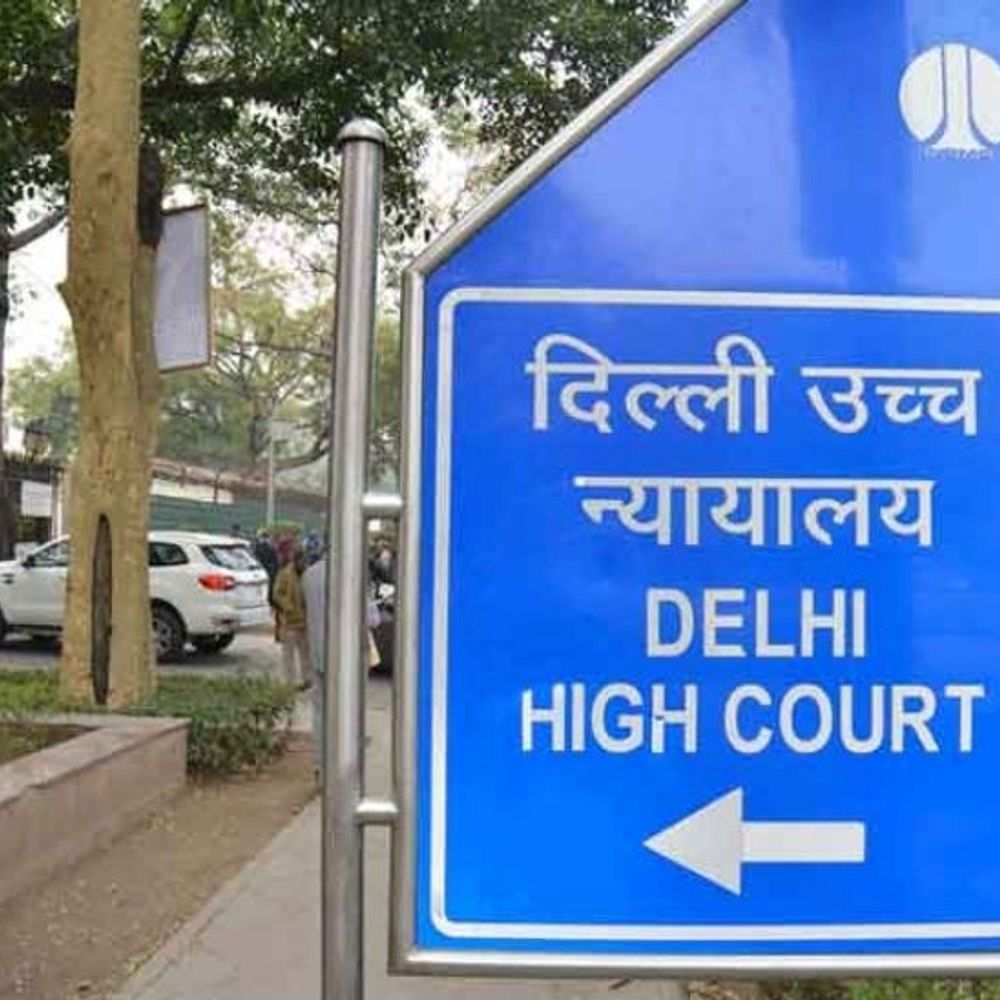 दिल्ली हाईकोर्ट: सुनवाई से पहले वकील का महिला से रोमांस:हाथ पकड़कर खींचा, KISS किया; वीडियो भी सामने आया