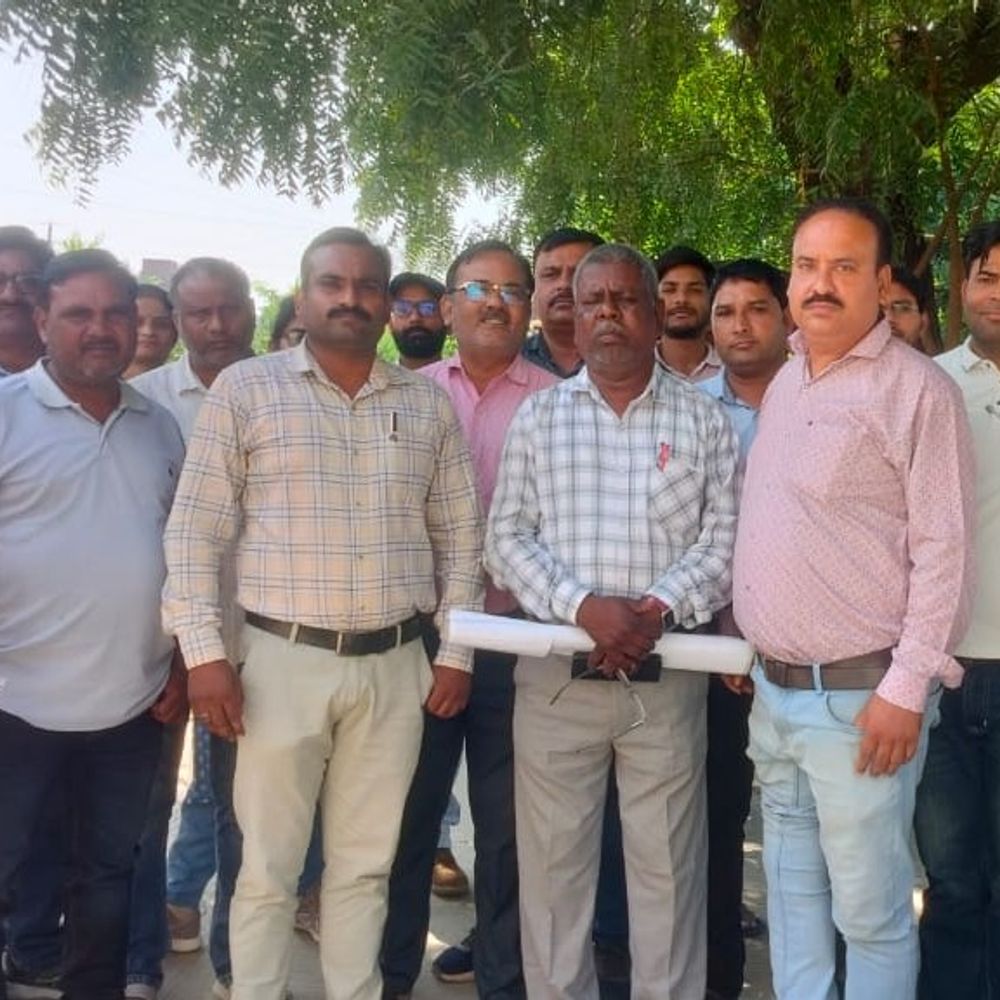 पटवारी पर हमला करने वाले युवकों की गिफ्तारी की मांग:भिंड में तहसीलदार और राजस्व पदाधिकारी थाने पहुंचे; FIR तक नहीं हुई