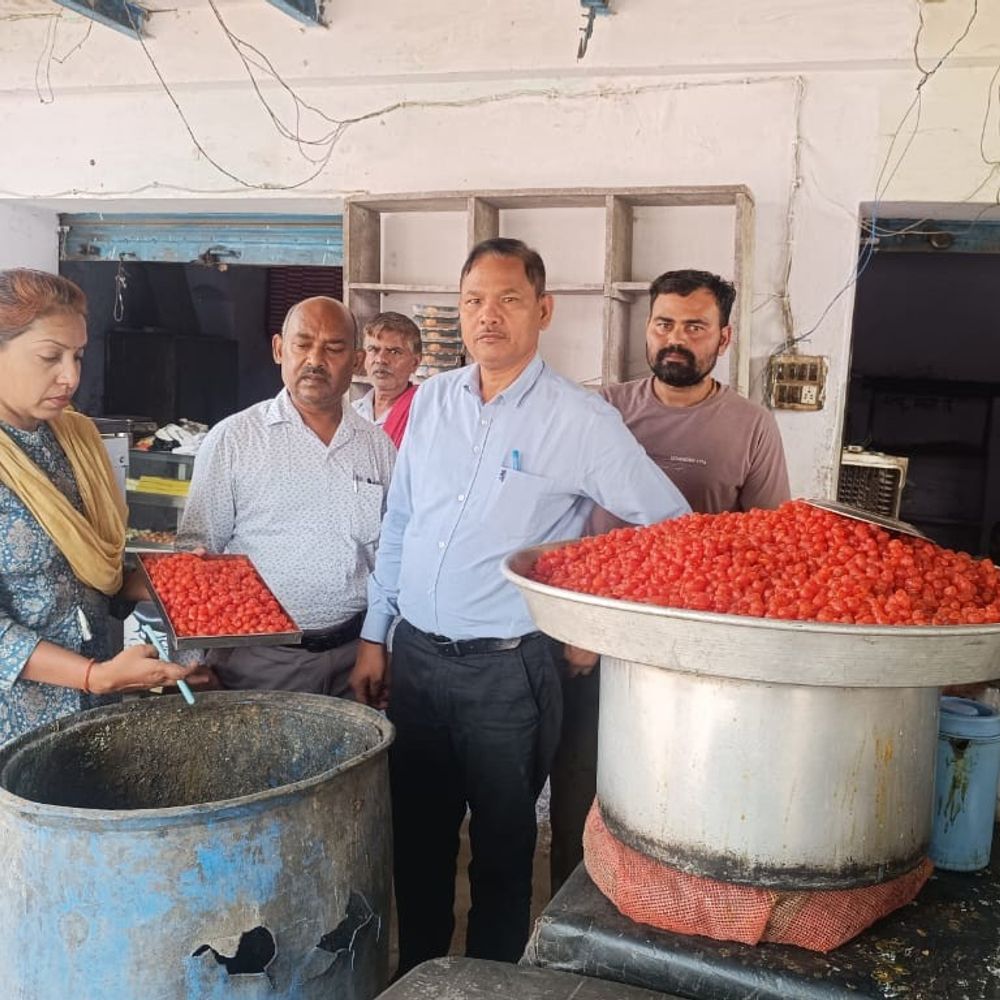 2 हजार लीटर सरसों का तेल किया जब्त:आगरा में FSDA ने की कार्यवाही, 11 सैंपल भेजे जांच को