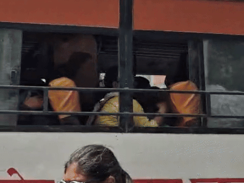 दिवाली पर बस यात्रा हुई महंगी:ट्रेनों में वेटिंग लिस्ट के चलते निजी बसों का किराया बढ़ा