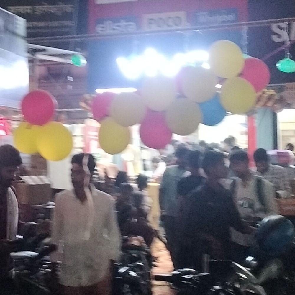 गोगरी में धनतेरस पर बाजार में लोगों की भीड़:बर्तन, ज्वेलरी, इलेक्ट्रॉनिक्स दुकानों पर जमकर खरीदारी, प्रशासन तैनात