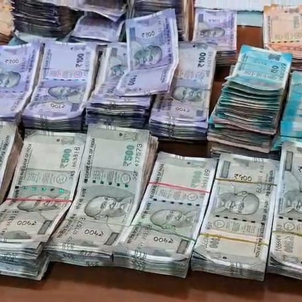 गैस रिपेयरिंग वाले के घर से 1 करोड़ कैश मिले:गोपालगंज में गुप्त सूचना पर पुलिस की छापेमारी, परिवार हिरासत में