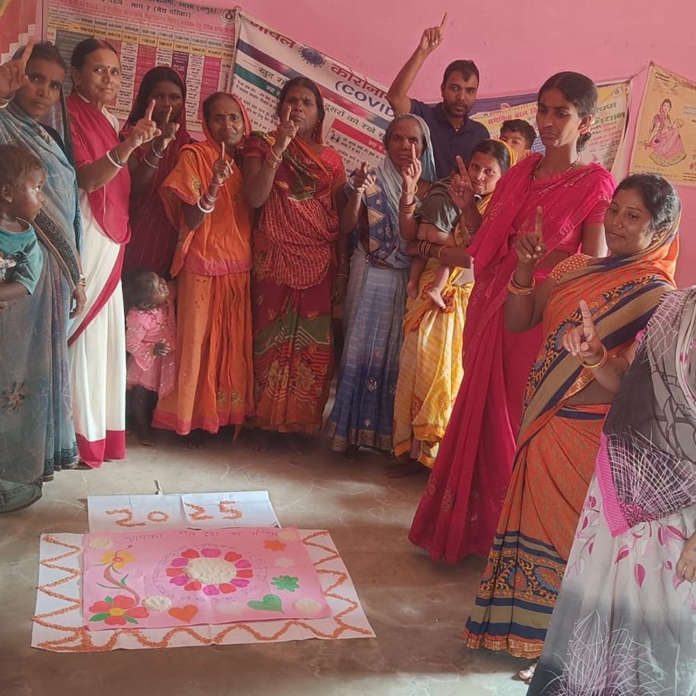 जमुई में सेविकाओं ने निकाली मतदाता जागरूकता अभियान:पहली बार वोट कर रहे लोगों को किया जागरूक, मतदान करने की अपील की