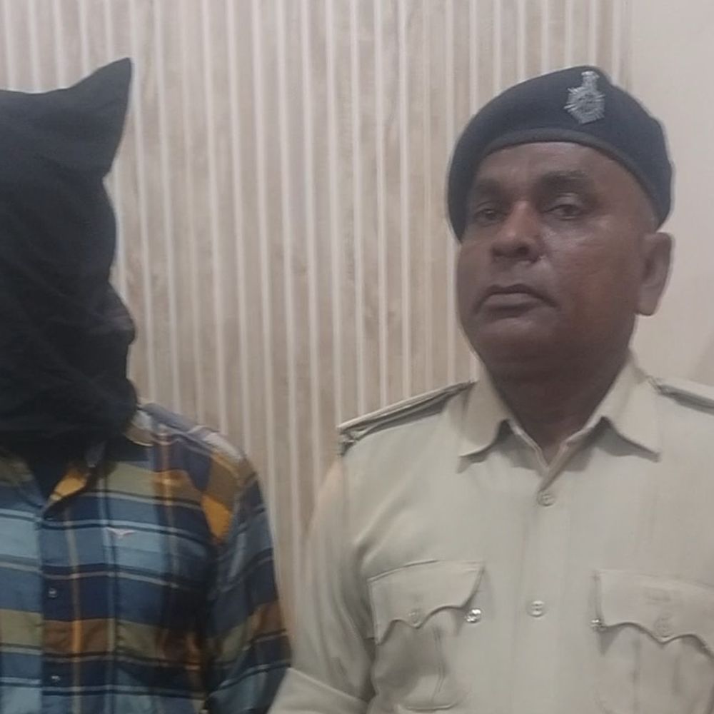 बेतिया में देसी कट्टा-कारतूस के साथ एक गिरफ्तार:पुलिस ने छापेमारी कर आरोपी को पकड़ा, चुनाव को लेकर प्रशासन अलर्ट