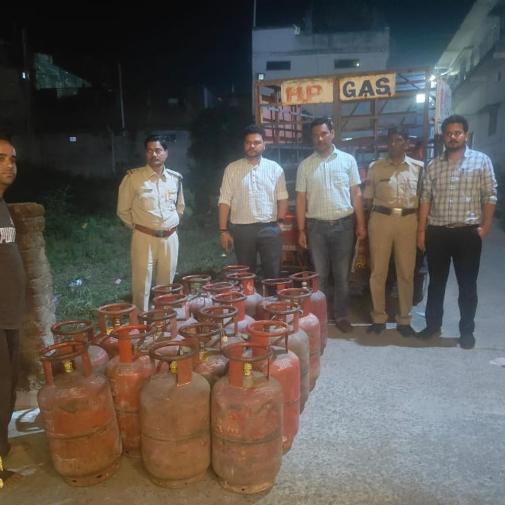 सिवनी में घर के अंदर 21 गैस सिलेंडर जब्त:लखनादौन में अधिकारियों ने किया घरेलू गैस का अवैध भंडारण बंद