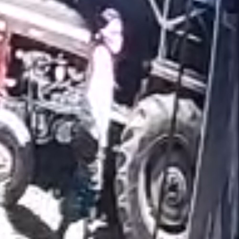 सतना में वर्कशॉप से 17 ट्रैक्टरों की बैटरियां चोरी:चोर दीवार फांदकर घुसे, प्रचार वाहन से एम्प्लीफायर भी ले गए