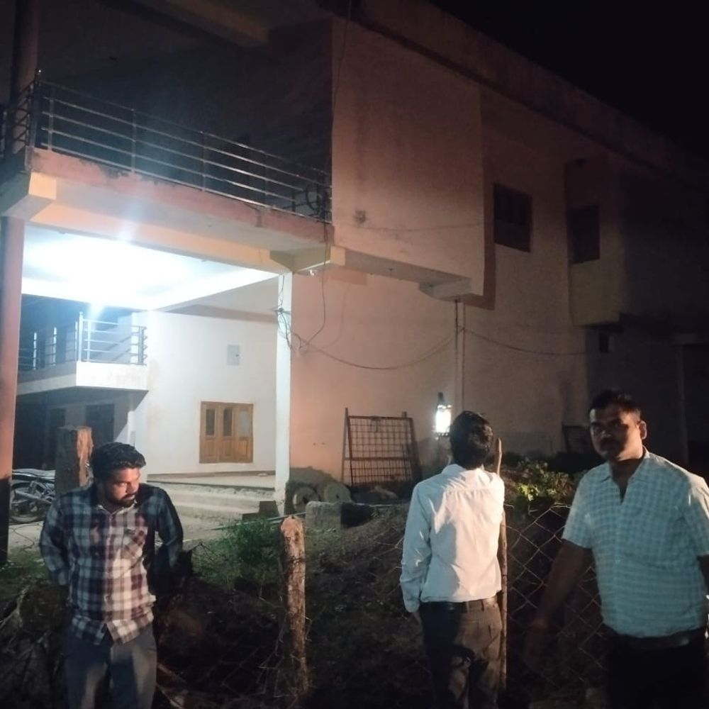 रिटायर्ड डीएसपी समेत दो पर बिजली चोरी का केस:सतना के गुझवा गांव में कंपनी की दबिश, कटिया फांस लगाकर कर रहे थे बिजली चोरी