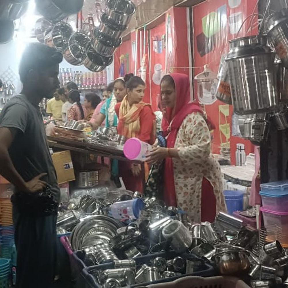कासगंज में धनतेरस पर 8 करोड़ का कारोबार:सोना-चांदी की बंपर बिक्री, बाइक बिक्री 40 प्रतिशत घटी