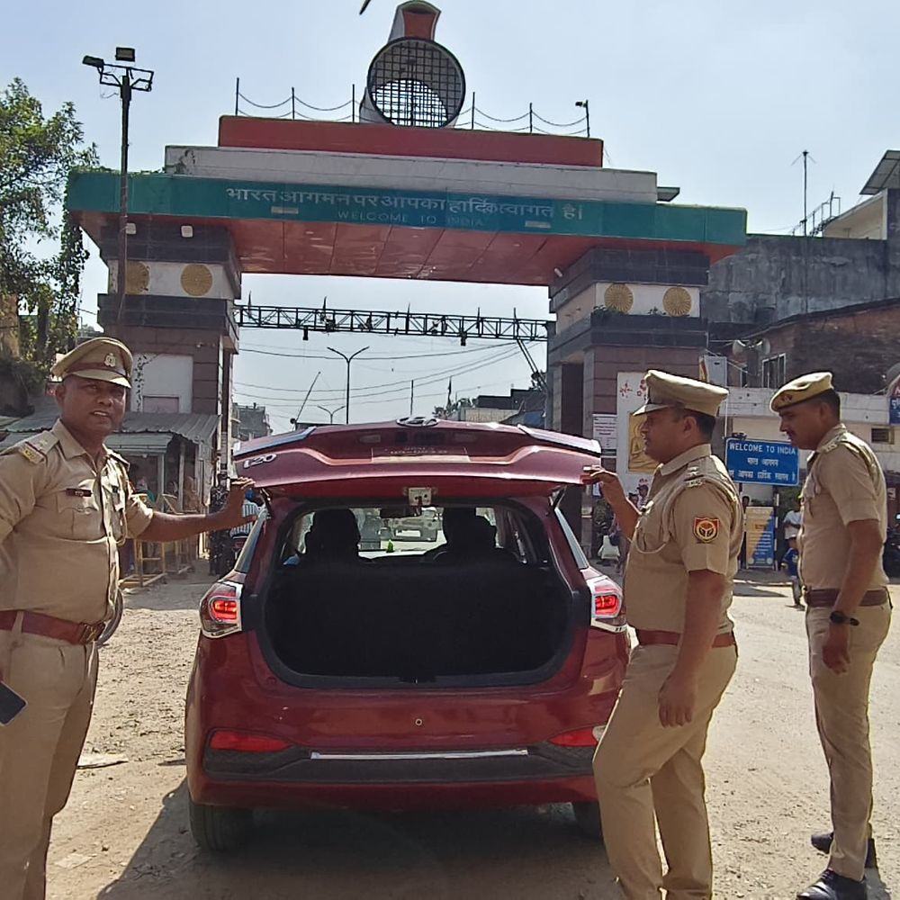 भारत-नेपाल सीमा पर सुरक्षा कड़ी:दीपावली के चलते सोनौली बॉर्डर पर पुलिस, एसएसबी अलर्ट