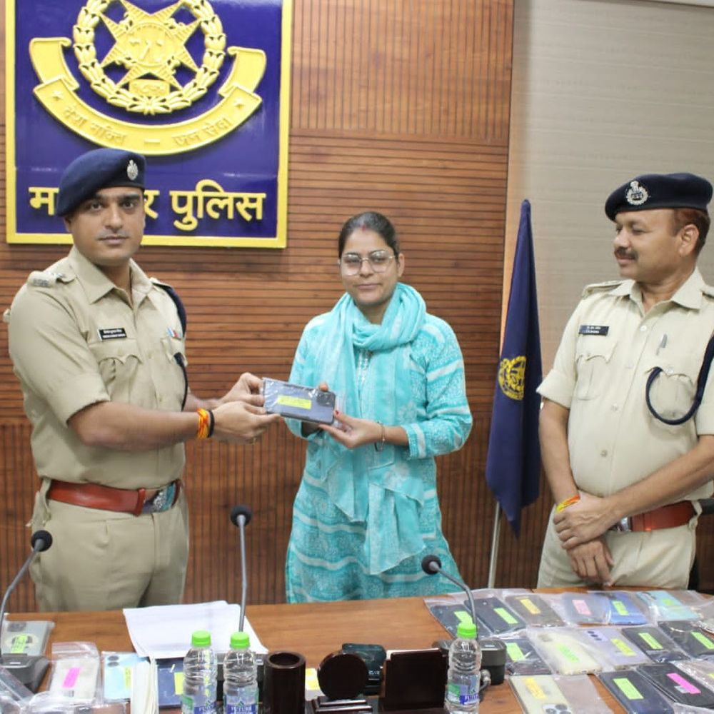 मंदसौर पुलिस ने लौटाए 104 गुम मोबाइल फोन:'ऑपरेशन उपहार' में 18 लाख के फोन मालिकों को सौंपे