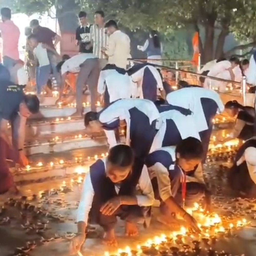 सीताद्वार मंदिर में 51000 दीपक जलाए गए:अयोध्या की तर्ज पर दीपोत्सव, डीएम-विधायक समेत छात्र रहे मौजूद