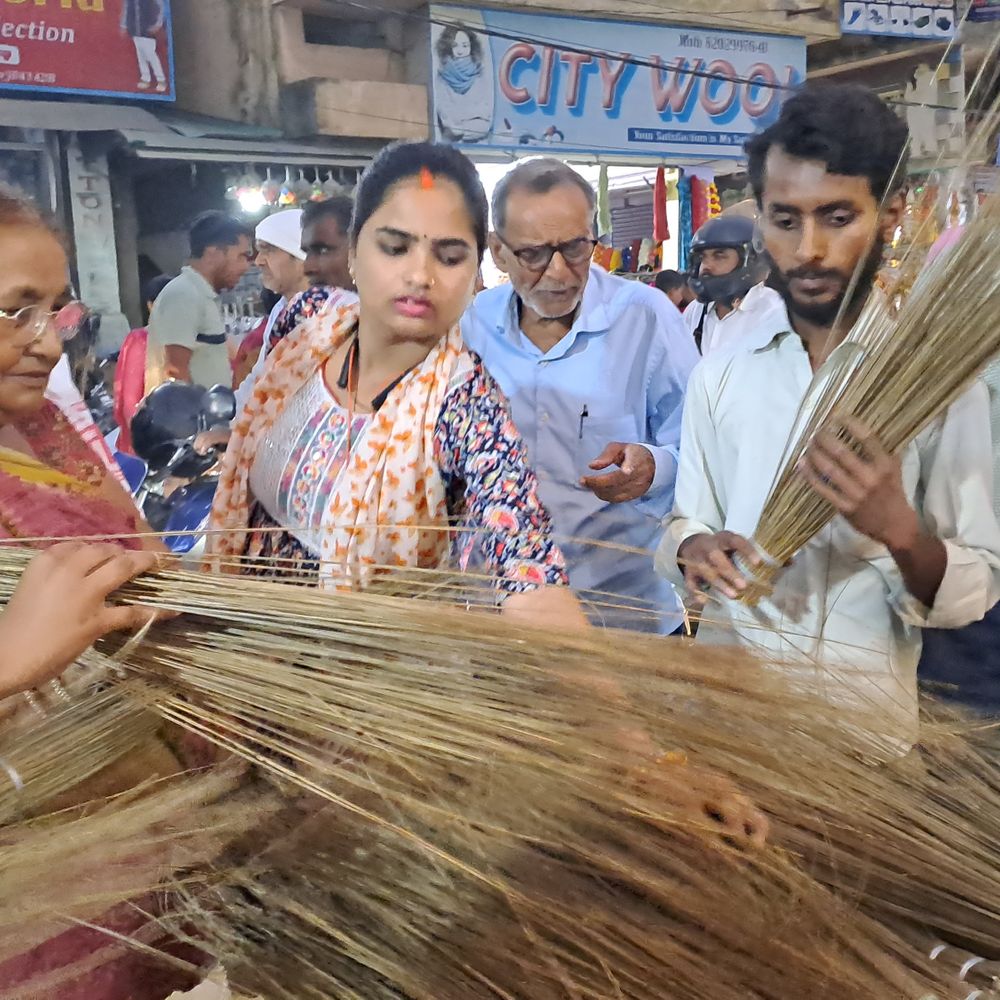 धनतेरस पर झाड़ू खरीदने की परंपरा:मां लक्ष्मी के स्वागत के लिए की जाती है झाड़ू, खरीदी के लिए बाजारों में उमड़ी भीड़