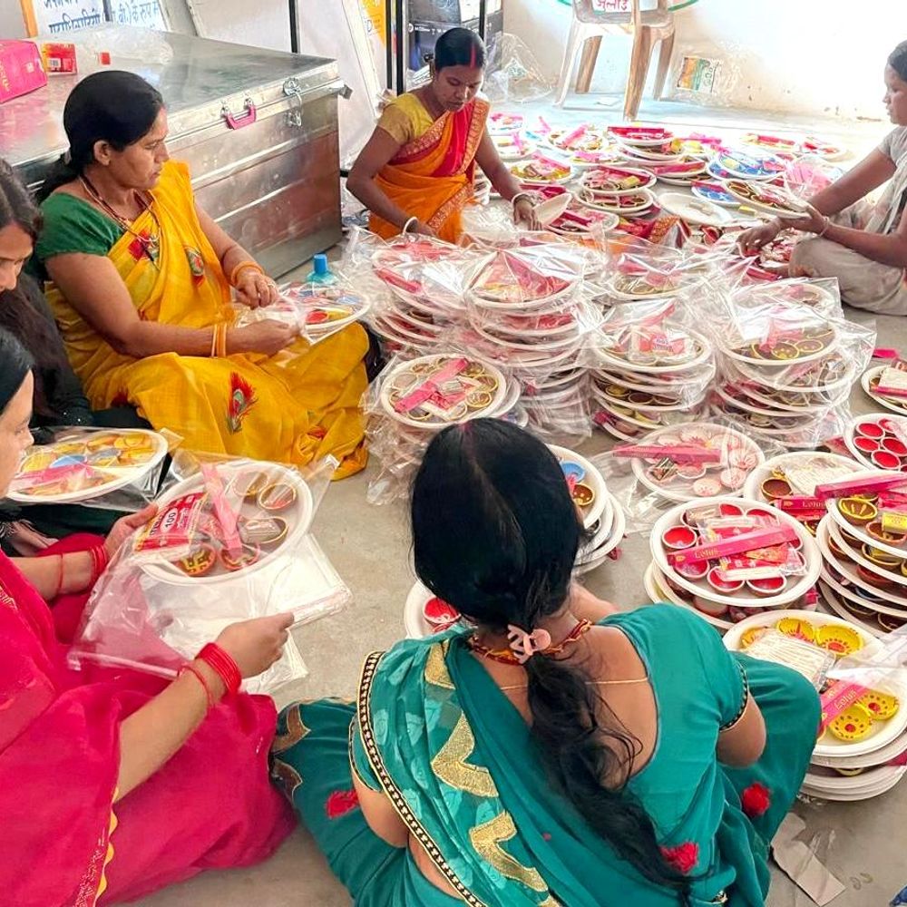 समूह की महिलाओं ने बनाए 5500 से अधिक दीये