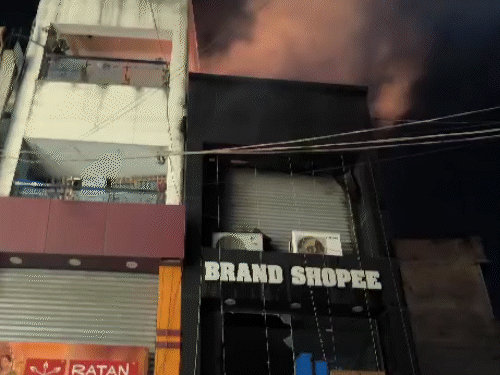 देवघर में जूते-चप्पल की दुकान में लगी आग:  बजरंगी चौक पर आधी रात मचा हडकंप, लाखों का सामान जला, शॉर्ट सर्किट की आशंका – Deoghar News