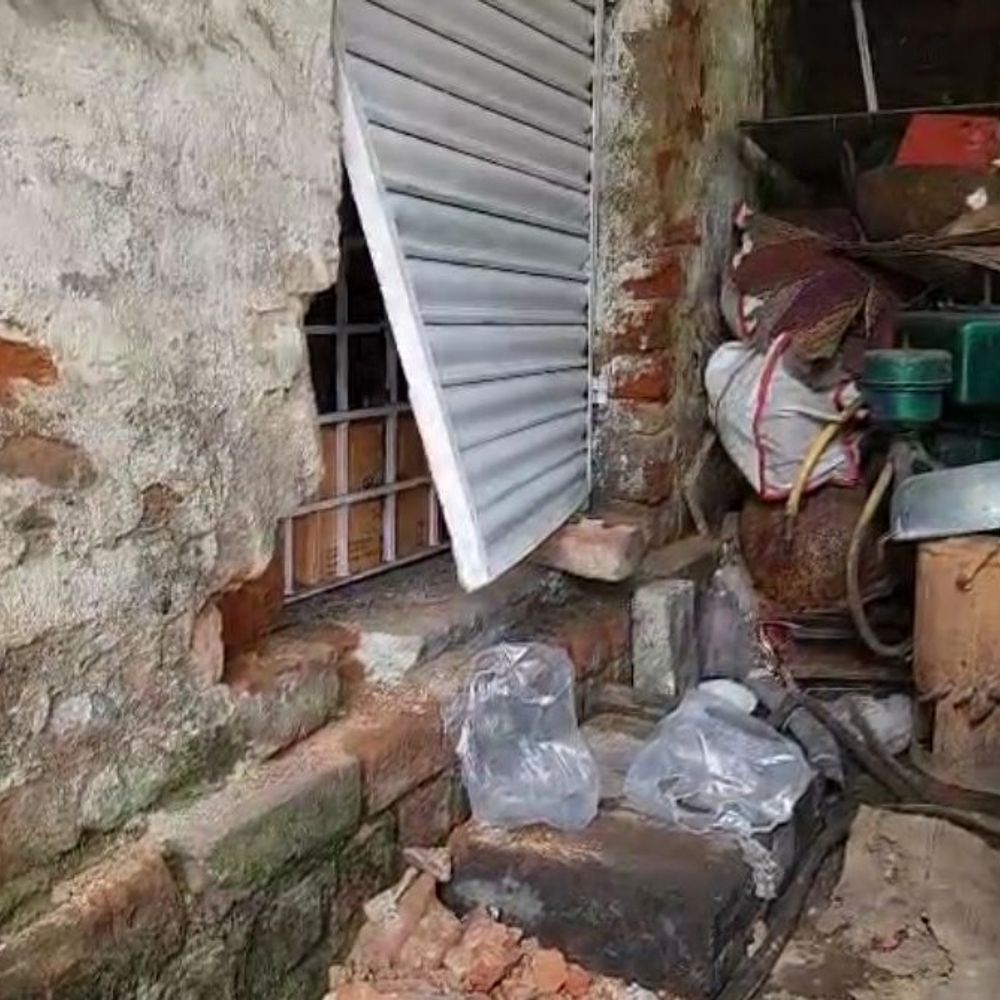 धनबाद में शराब दुकान से लाखों की चोरी:  तिजोरी टूटी और शराब की अलमारियां खाली मिली, चोर CCTV हार्ड डिस्क भी ले गए – Dhanbad News