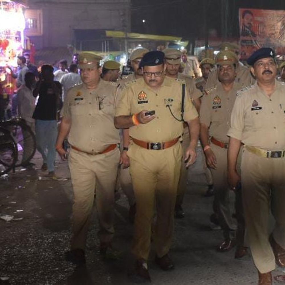 एटा के बाजारों में पुलिस की पैनी नजर:एसएसपी ने किया भ्रमण, भीड़भाड़ वाले इलाकों में लोगों से की बात
