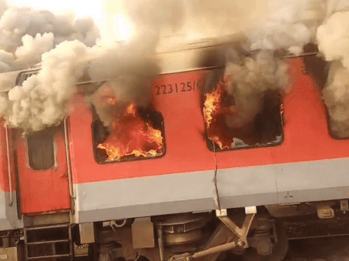अमृतसर-सहरसा गरीब रथ ट्रेन में आग:पंजाब में सरहिंद स्टेशन क्रॉस करते ही AC बोगी में शॉर्ट सर्किट, सामान छोड़कर यात्री भागे