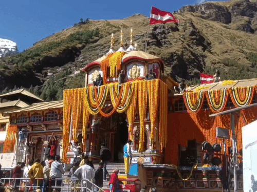 बद्रीनाथ धाम 12 क्विंटल गेंदे के फूलों से सजा:दीपावली पर्व पर मंदिर समिति ने की सजावट, 25 नवंबर को बंद होंगे कपाट